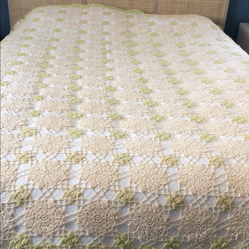 Crochet Bedspread Cream and Green, excellent  77” x 90”